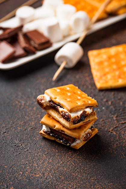 S&#39;mores caseros con galletas, malvaviscos y chocolate.