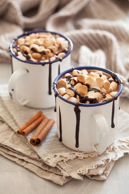 S'mores chocolate caliente mini malvaviscos canela bebida de invierno