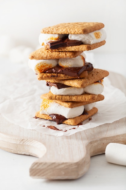 S'mores de marshmallow caseiro com chocolate em biscoitos