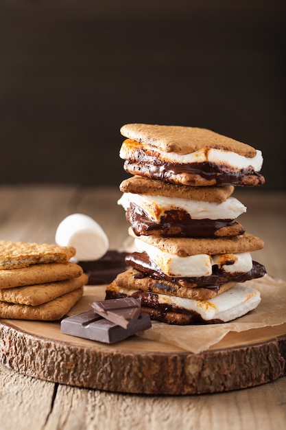 S'mores de marshmallow caseiro com chocolate em biscoitos