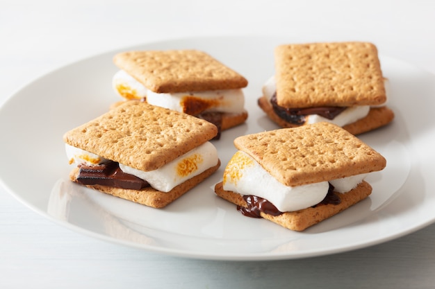 S'mores de marshmallow caseiro com chocolate em biscoitos