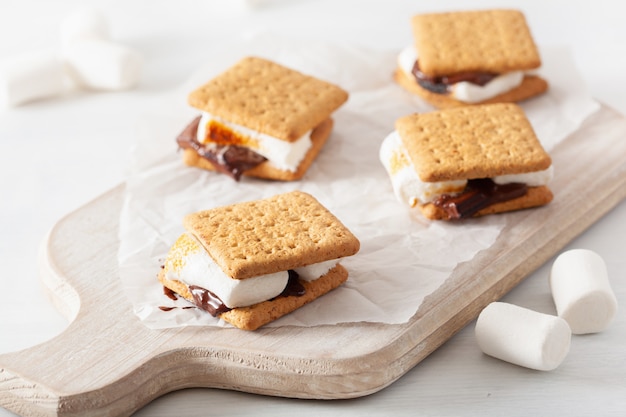 S'mores de marshmallow caseiro com chocolate em biscoitos