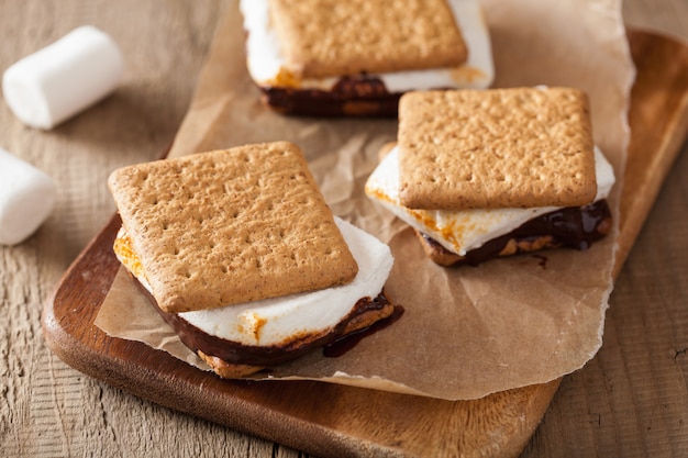 S'mores de marshmallow caseiro com chocolate em biscoitos