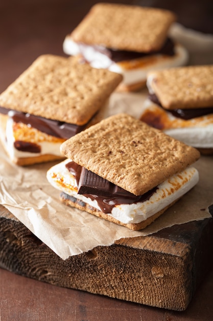 S'mores de marshmallow caseiro com chocolate em biscoitos