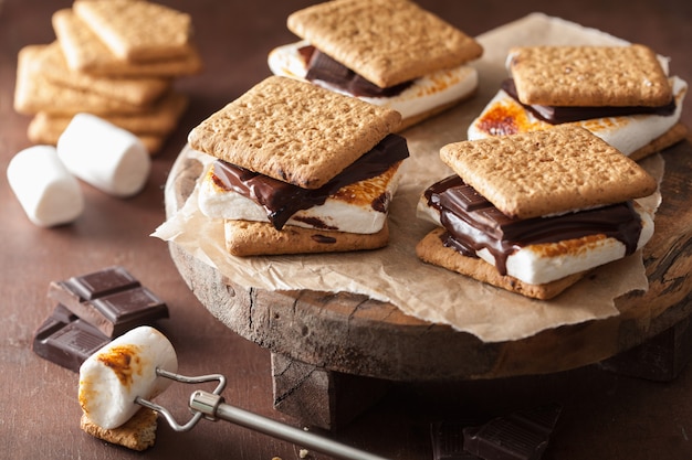 S'mores de marshmallow caseiro com chocolate em biscoitos