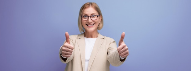 S mujer de negocios en una chaqueta elegante sobre un fondo de estudio brillante con espacio de copia