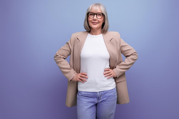 S mujer de negocios en una chaqueta se encuentra con confianza en un fondo brillante con espacio de copia