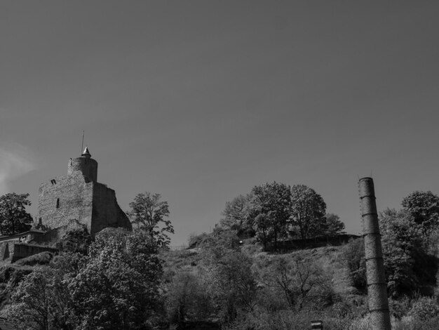 Foto saarburg en el río saar