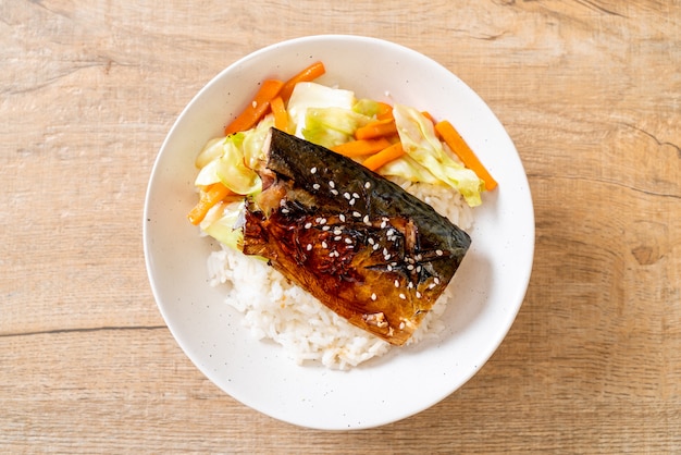 Saba-Fisch, gegrillt mit Teriyaki-Sauce auf einer Reisschale