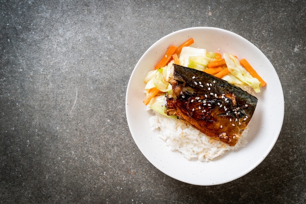 Saba Fisch gegrillt mit Teriyaki-Sauce auf Reisschale