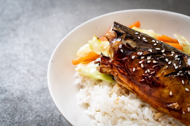 Saba Fisch gegrillt mit Teriyaki-Sauce auf Reisschale