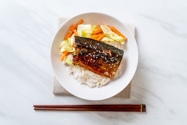 Saba Fisch gegrillt mit Teriyaki-Sauce auf Reisschale