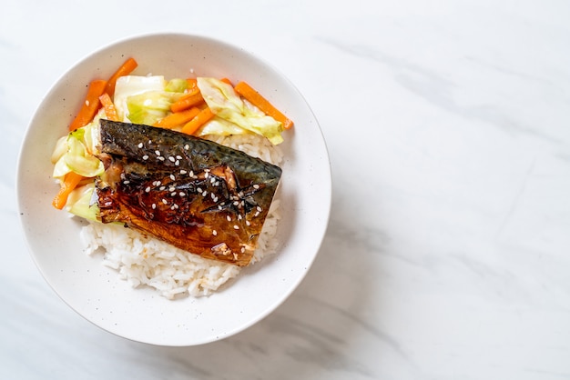 Saba Fisch gegrillt mit Teriyaki-Sauce auf Reisschale