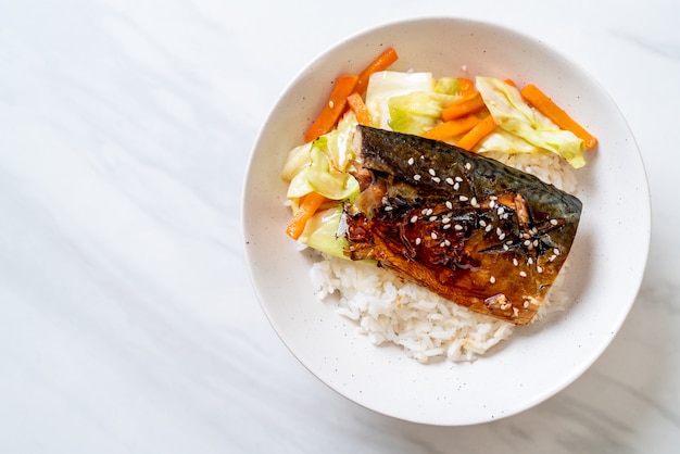 Saba Fisch gegrillt mit Teriyaki-Sauce auf Reisschale