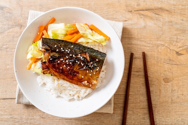 Saba Fisch gegrillt mit Teriyaki-Sauce auf Reisschale