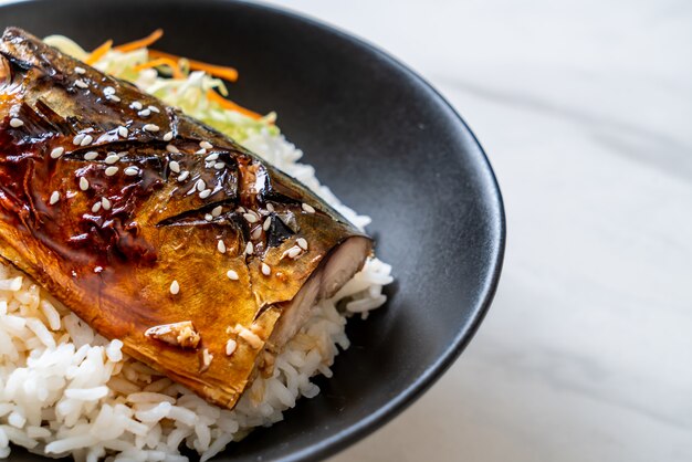 saba pescado a la parrilla con salsa teriyaki en un tazón de arroz cubierto