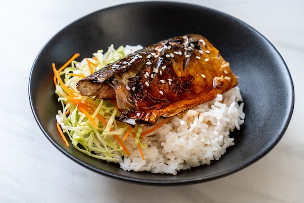 saba pescado a la parrilla con salsa teriyaki en un tazón de arroz cubierto