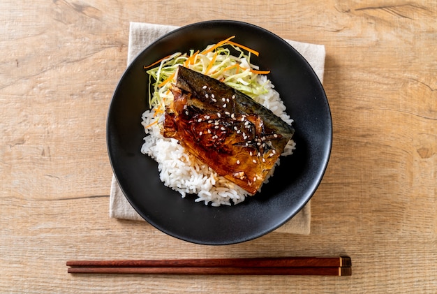 saba pescado a la parrilla con salsa teriyaki en un tazón de arroz cubierto