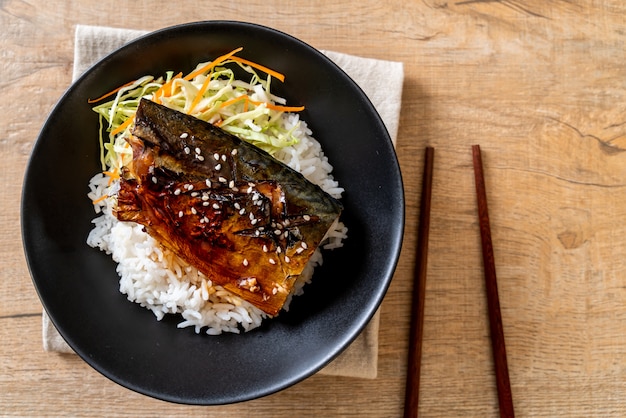 saba pescado a la parrilla con salsa teriyaki en un tazón de arroz cubierto