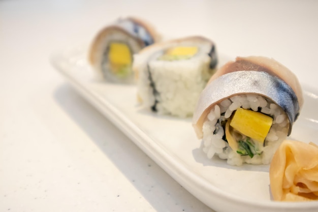 Saba Sushi-Rolle auf weißem Teller