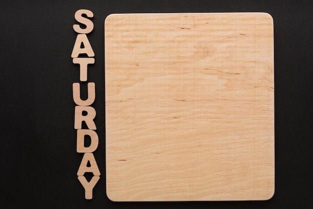 Foto sábado de palavras com placa de madeira em branco. calendário, dia da semana, lista de tarefas, conceito de gerenciamento de tempo