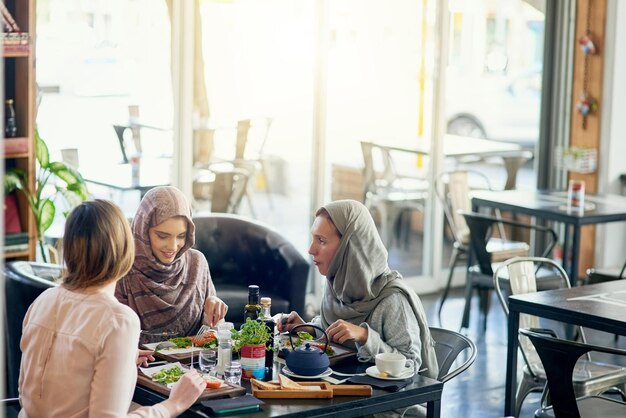 El sábado es el día de ponerse al día Foto de un grupo de mujeres reunidas para almorzar en un café