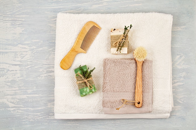 Sabão natural artesanal, shampoo seco e acessórios do banheiro, spa ecológico, conceito de cuidados de beleza.