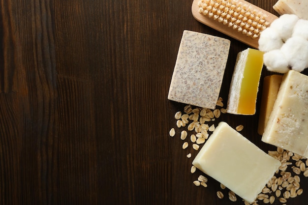 Sabão natural feito à mão com ingredientes sobre um fundo escuro