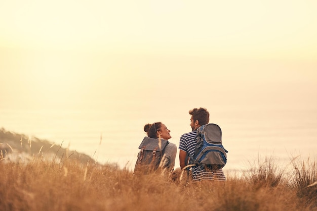 Sabe cómo robarme el corazón Vista trasera de una pareja tomando un descanso después de caminar