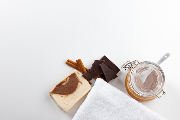 Sabonete artesanal. Cuidados com a pele com aroma de mel, chocolate e canela. Tratamentos de spa e aromaterapia para uma pele suave e saudável