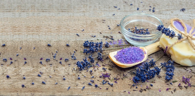 Sabonete artesanal de lavanda e sal marinho em um fundo de madeira Fundo de madeira com lugar para texto