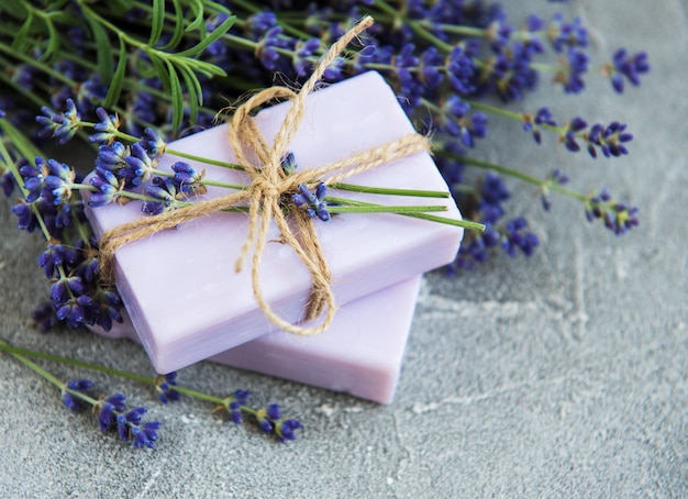 Sabonete artesanal e flores de lavanda