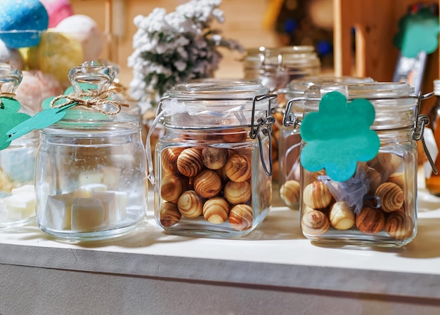 Sabonete artesanal em diferentes formas na banca do Mercado de Natal de Vilnius.