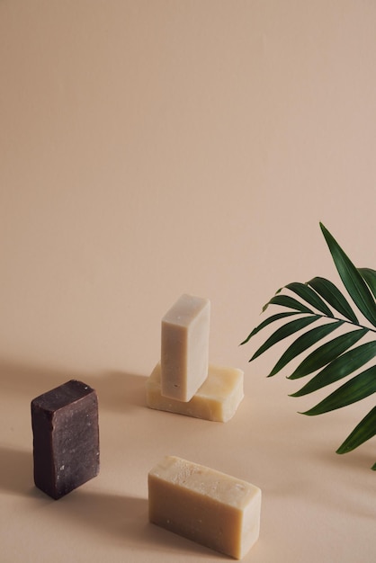 sabonete artesanal em estilo minimalista em um fundo pastel