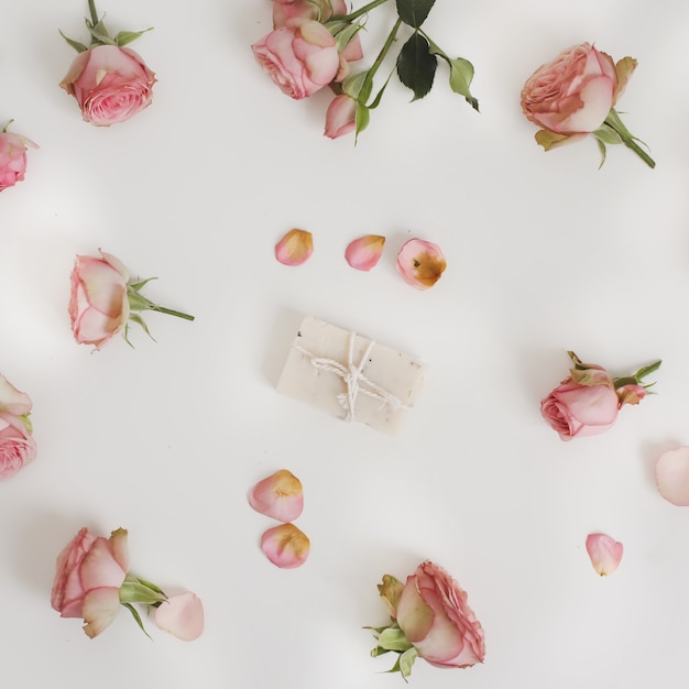 Sabonete artesanal floral com rosas na superfície branca