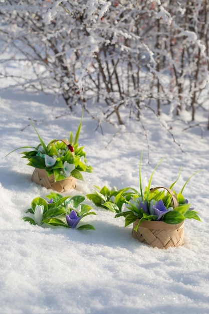 Foto sabonete artesanal na vila dos primeiros flocos de neve em dia ensolarado e gelado de neve branca