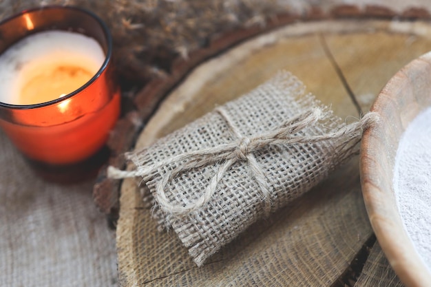 Sabonete artesanal natural com vela em um fundo de madeira SPA relaxa o conceito