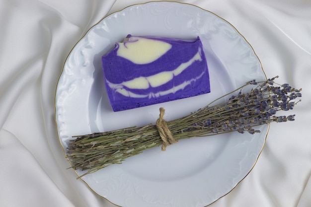 Foto sabonete artesanal natural feito de lavanda em um fundo branco.