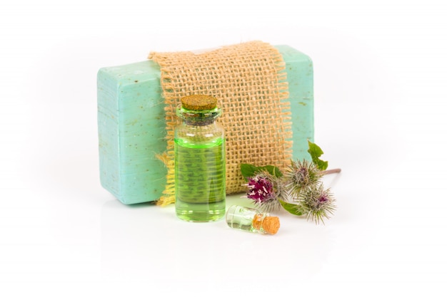 Foto sabonete de ervas caseiro verde e bege com óleo verde orgânico