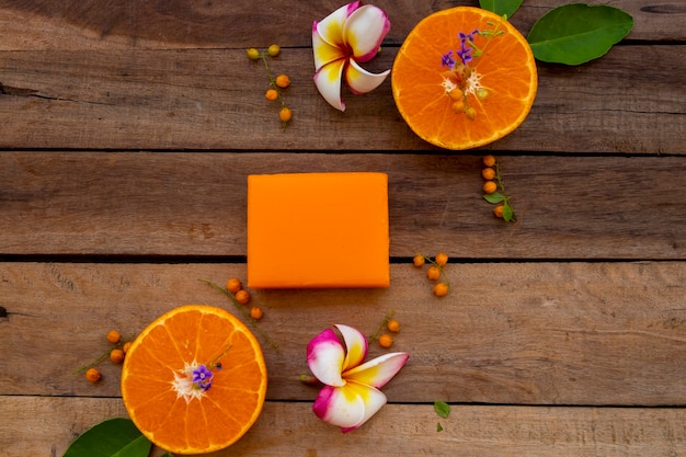 sabonete de ervas com extrato de laranja para cuidados com a saúde da pele