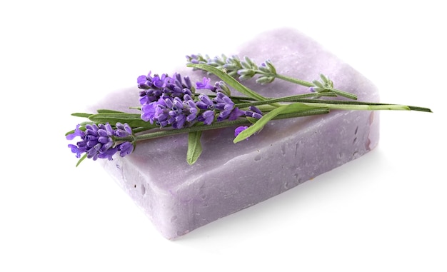 Sabonete de lavanda natural com flores de lavanda isoladas no fundo branco.