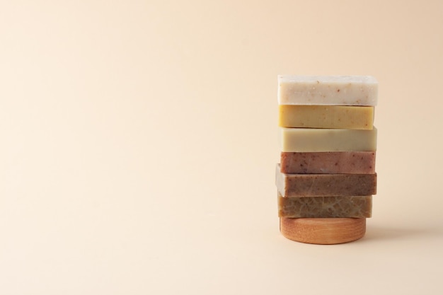 Sabonete em fundo bege pastel Fechar espaço de cópia