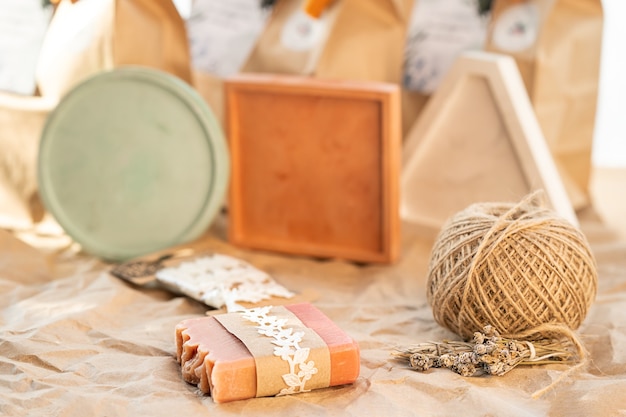 Foto sabonete faça você mesmo com aromas de ervas e flores em fundo de papel artesanal