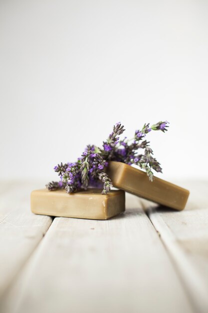 Sabonete natural artesanal com lavanda