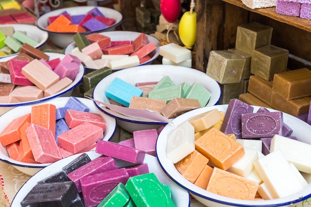 Sabonete natural no balcão do mercado de domingo da cidade em Parma Itália