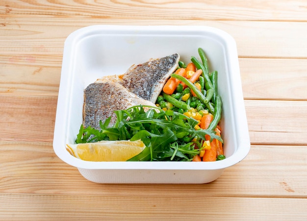 Foto sabor de mar con verduras blanqueadas comida saludable comida para llevar en un fondo de madera