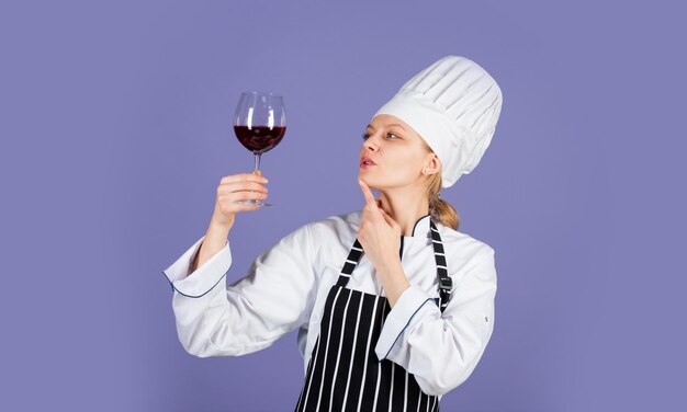 Sabor perfecto. cocinar beber alcohol. sommelier con cabernet tinto o merlot. Concepto de bebida de restaurante. cocinar vino degustación. cultura del vino. mujer sostenga copa de vino en el restaurante. bebida burdeos perfecta.