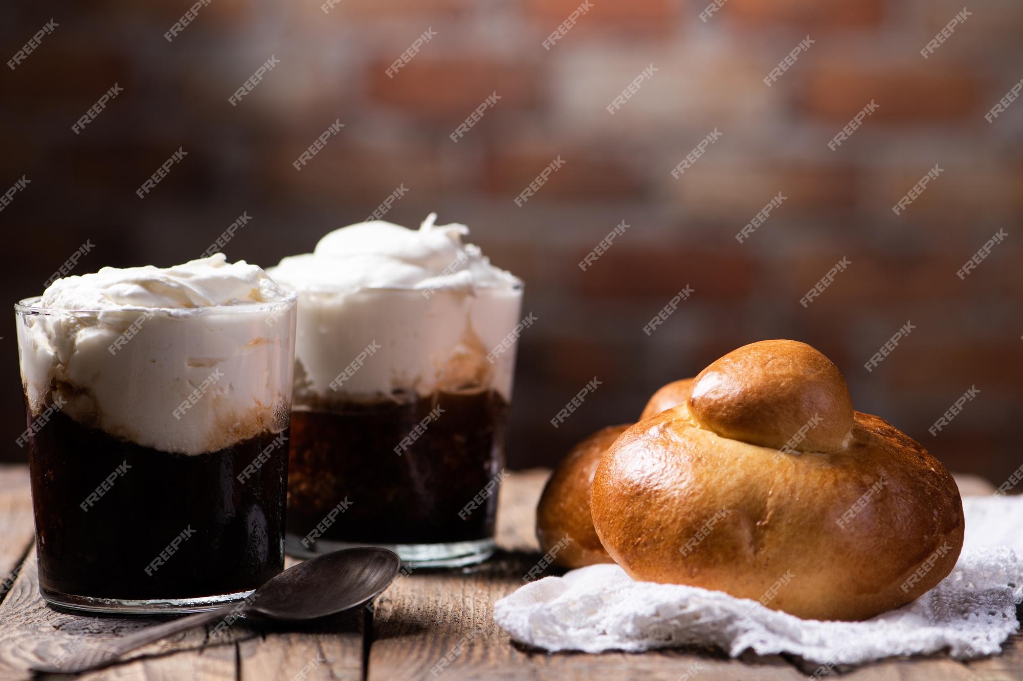 Sabor tradicional do café granita siciliano com brioche close up