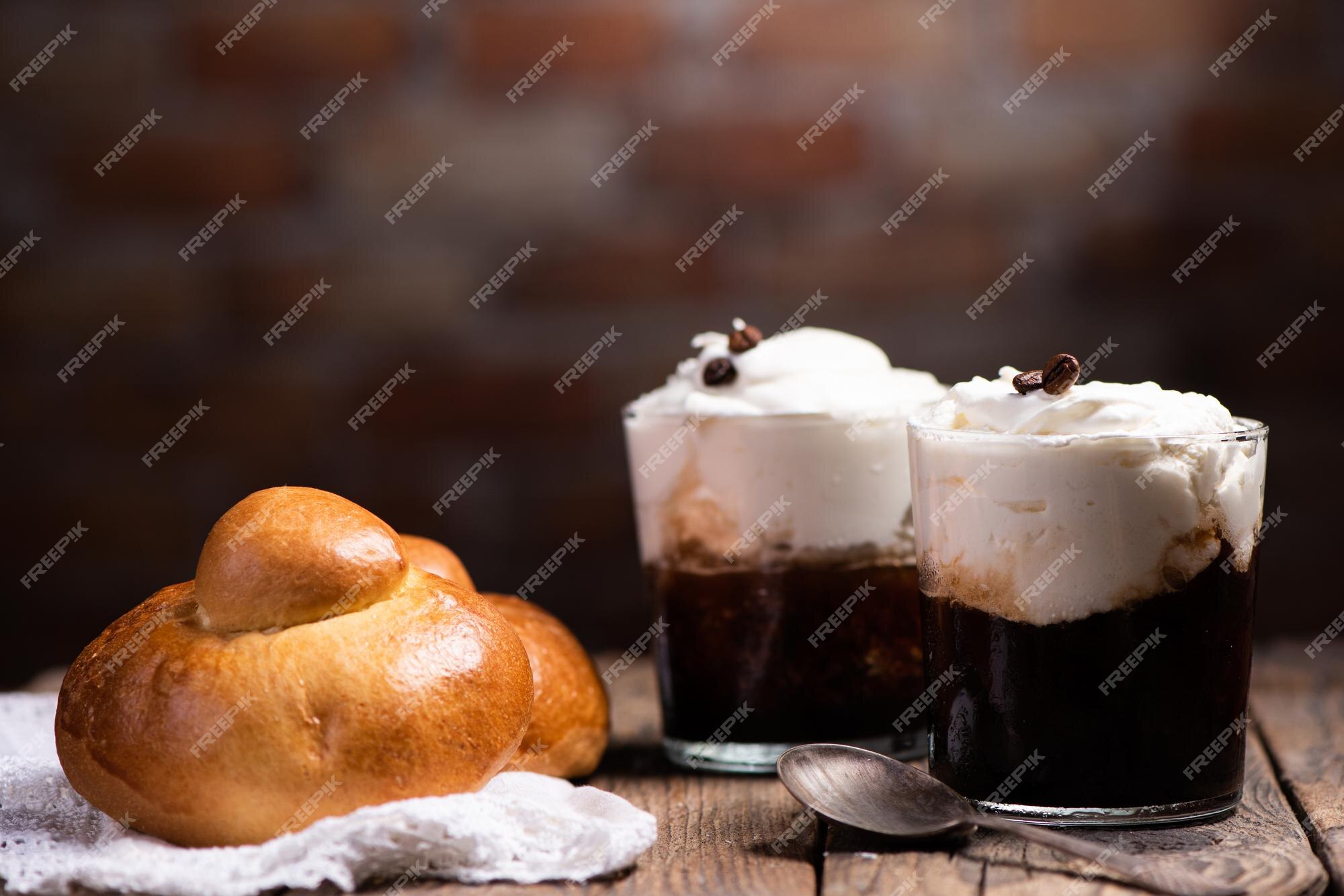 Sabor tradicional do café granita siciliano com brioche close up