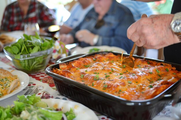 Saboreando las enchiladas para la cena.